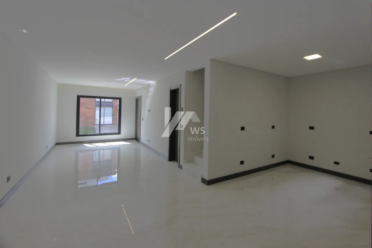 Triplex em condomínio com ótimo acabamento