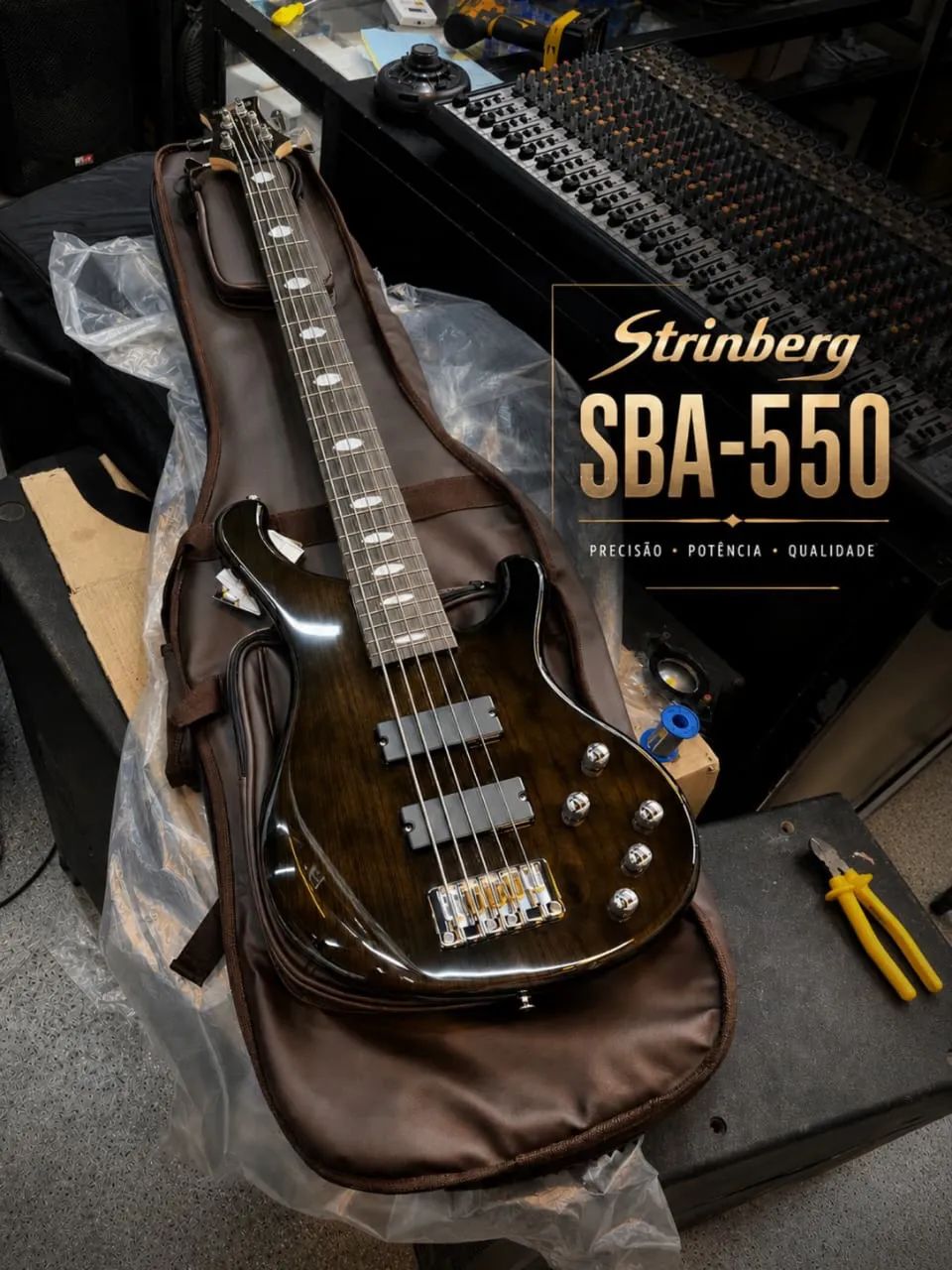Contra-baixo ativo 5 cordas Strinberg SBA-550, seminovo