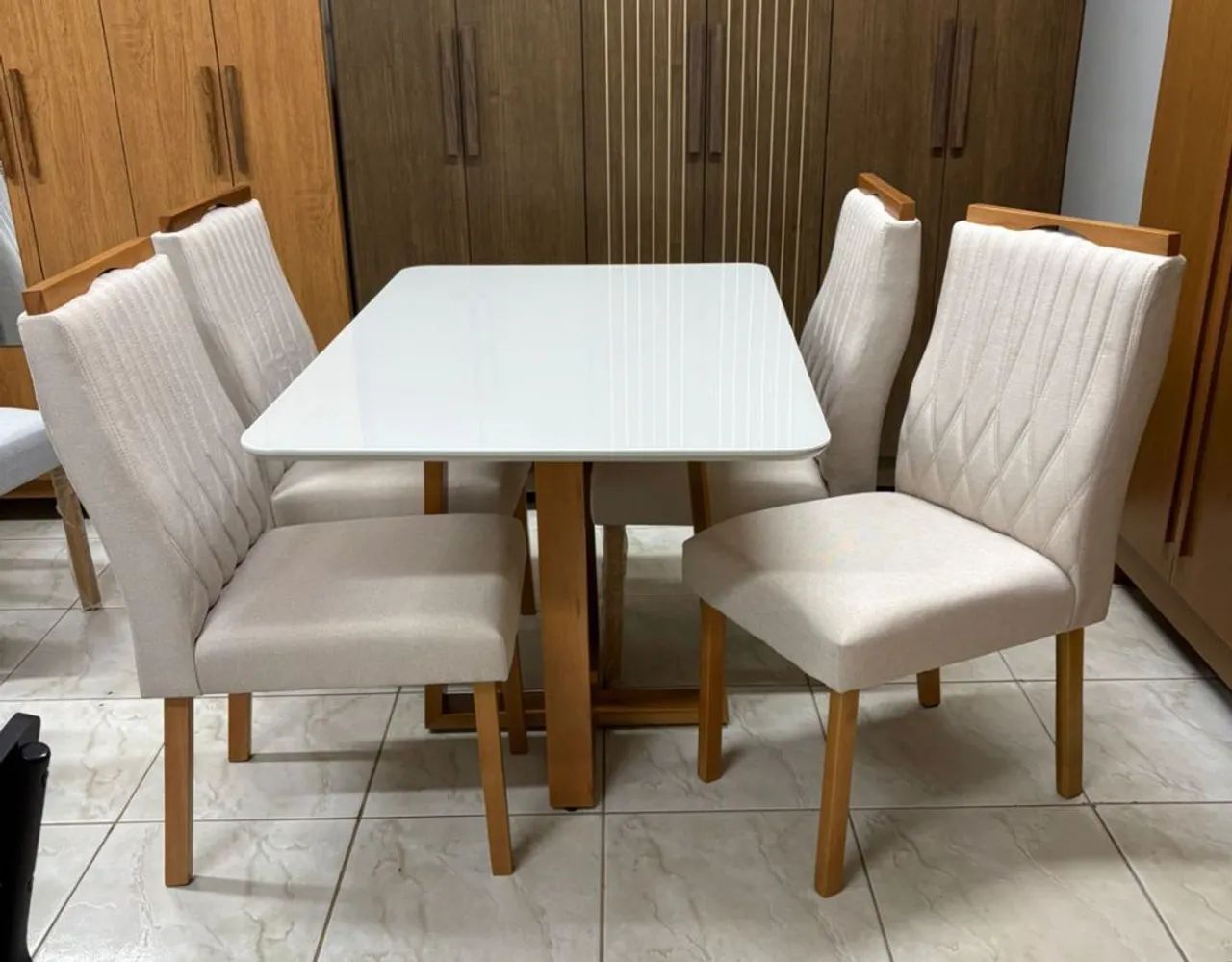 Mesa de jantar madeira maciça com vidro 