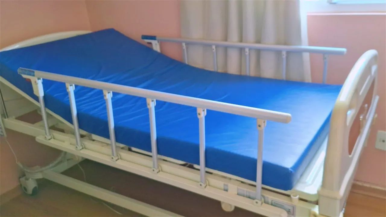 Cama hospitalar elétrica marca AOLIKE 