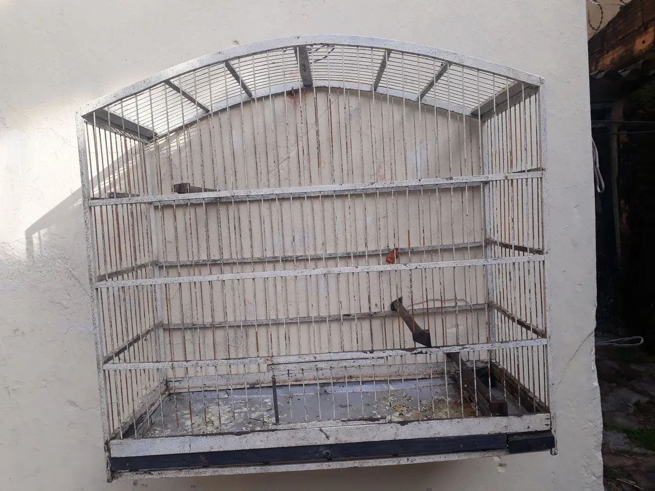 Vendo ótima gaiola grande de trinca ferro e outros. Barata - Foto 2