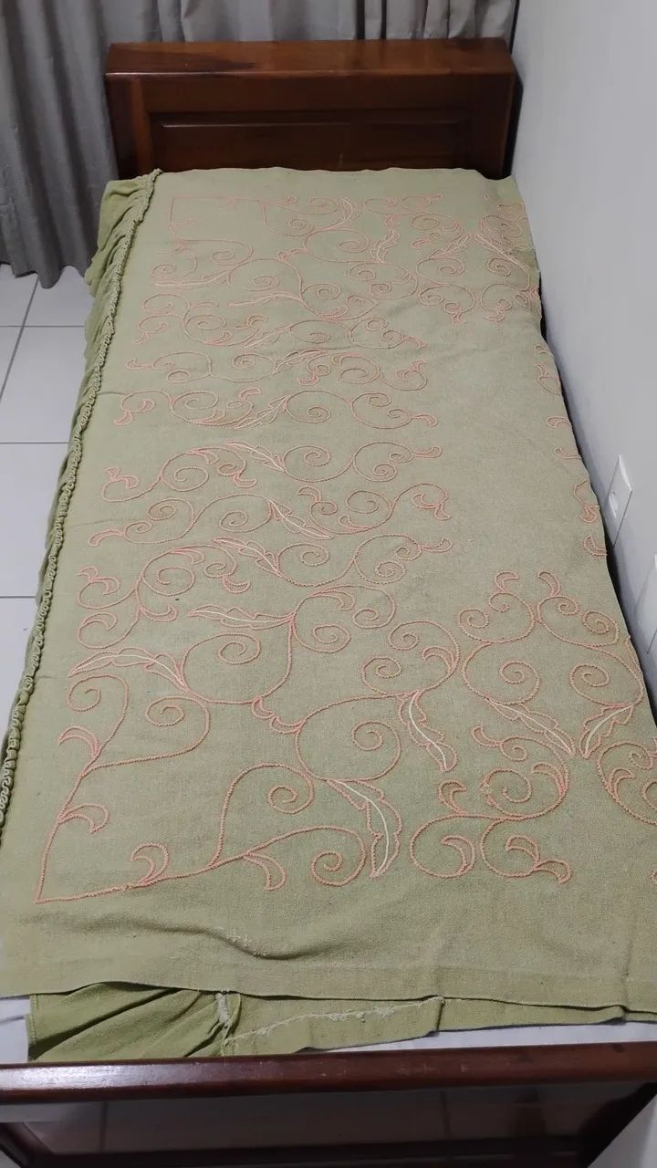 Cama de madeira pura