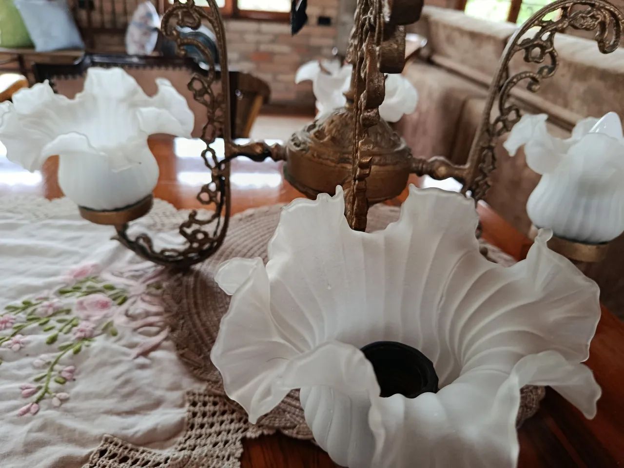 Lustre de bronze e tulipas - Foto 5