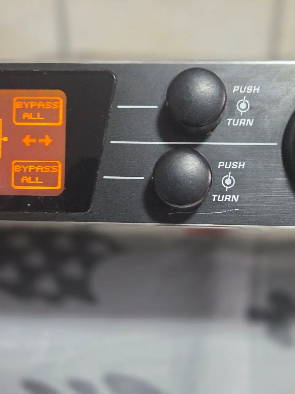 べリンガーULTRACURVE PRO 　DEQ2496マイク付き Behringer DEQ2496 Equalizador Digital de 31 bandas : Amazon.com.br