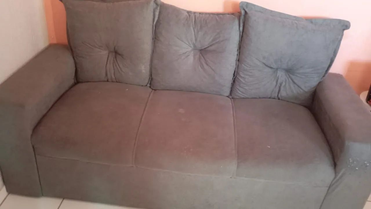 Sofá 3 lugares com um puffs 65576095684098121