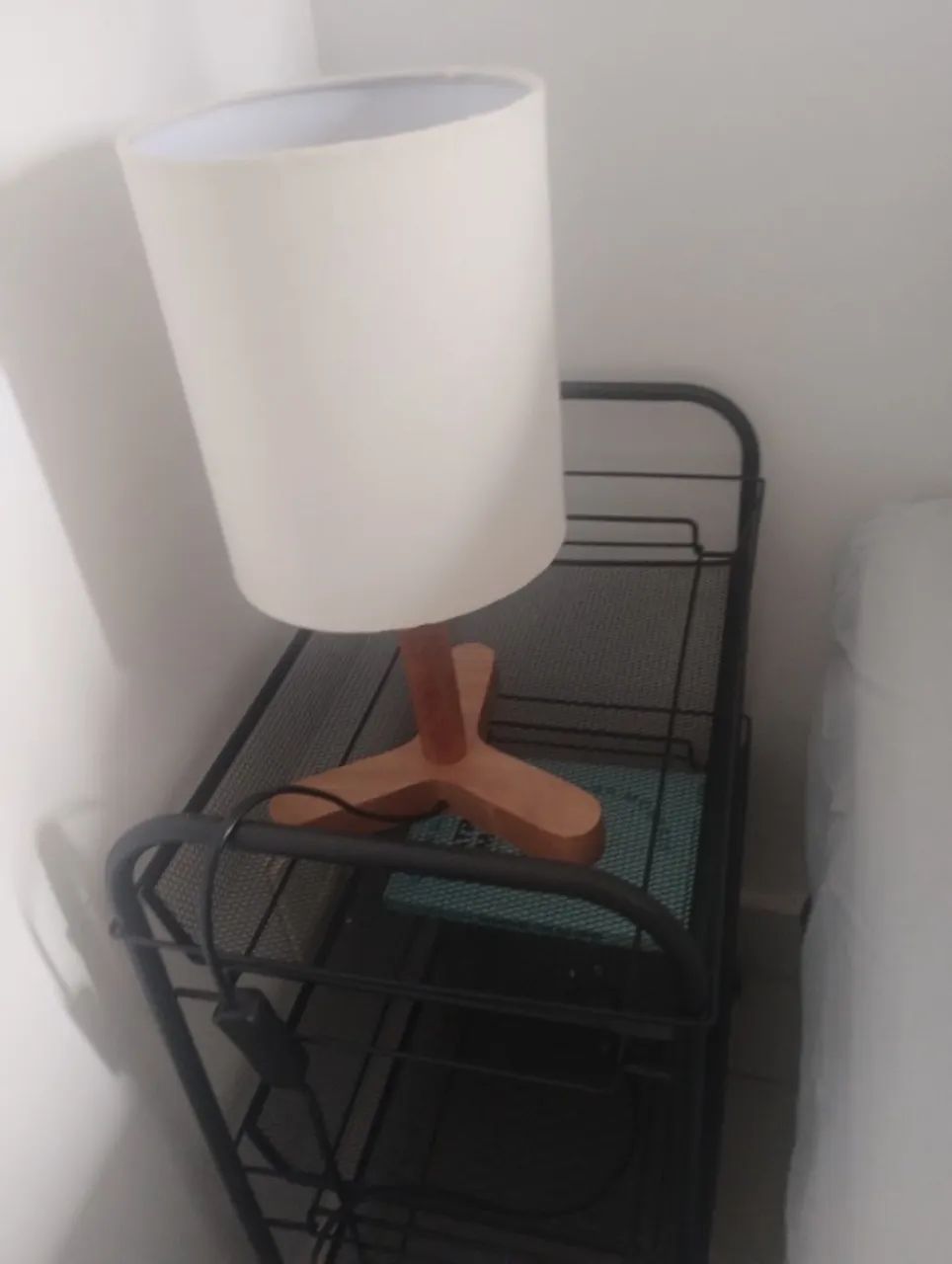 Prateleira e abajur em ótimo estado 