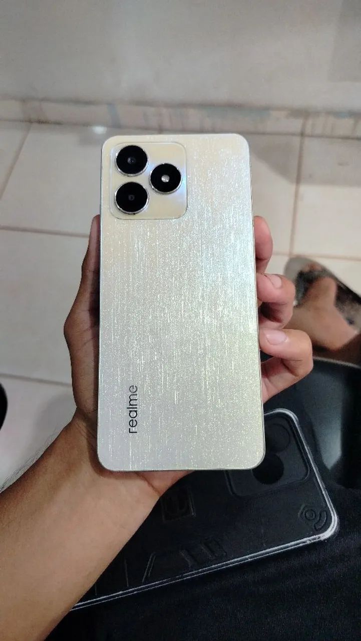 Vendo celular realmi c53 , apenas trincado mas funciona normalmente 