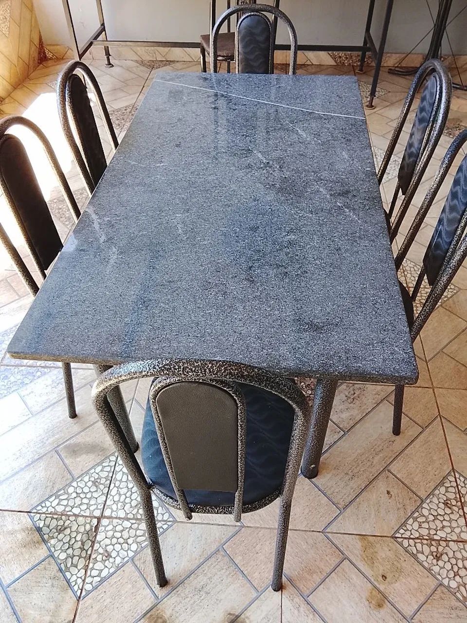 Vendo um jogo de mesa de mármore com seis cadeiras  - Foto 5