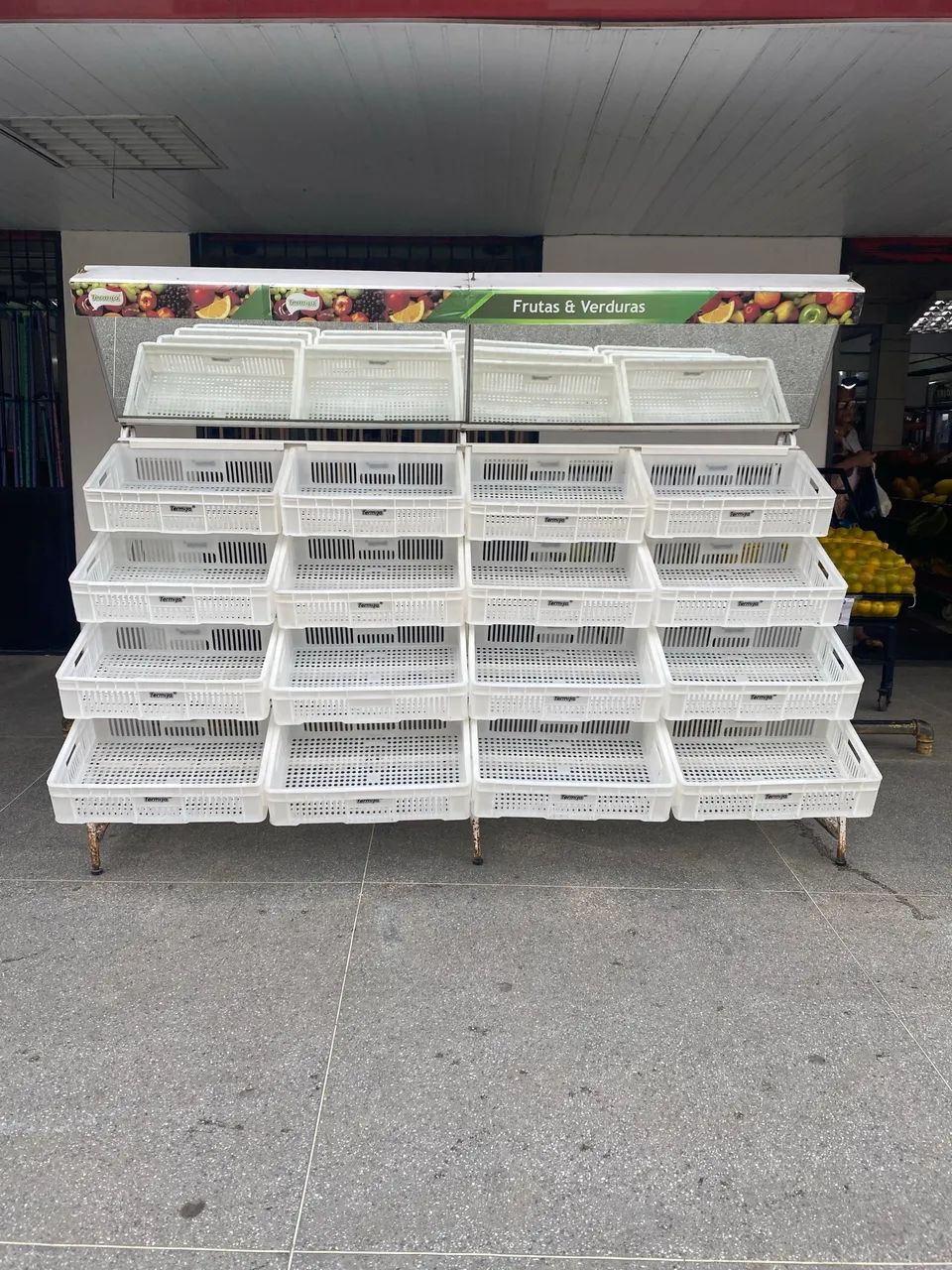 Expositor de hortifruti impecável.