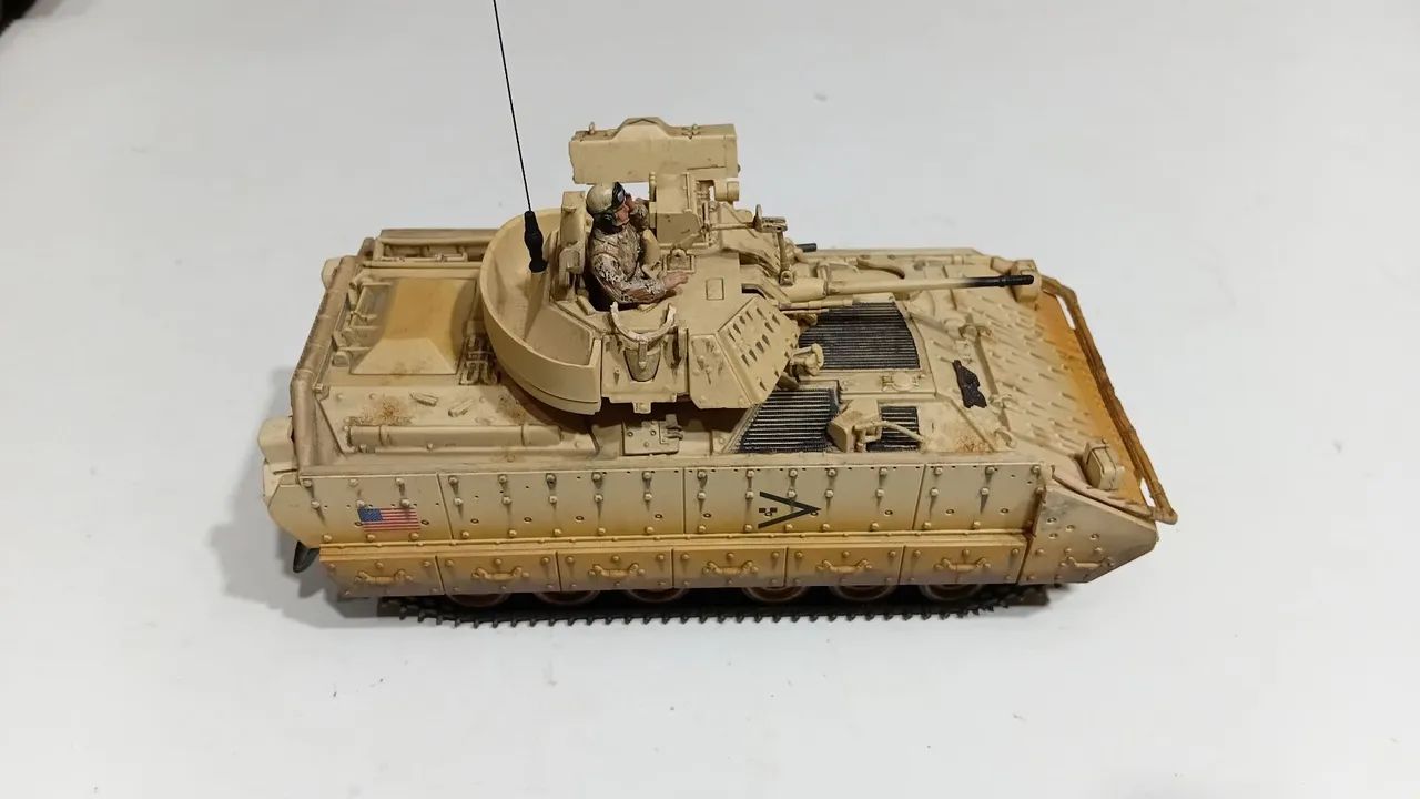 Forces of valor unimax 1:32 Bradley m2 kuwait  - Foto 4