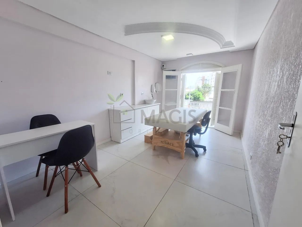 Sala Equipada com Maca e Cadeiras para Locação no Centro Clínico Lenuve | R 1.400