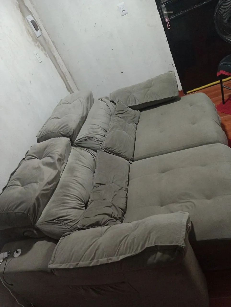 Sofá retrátil seme novo  - Foto 5