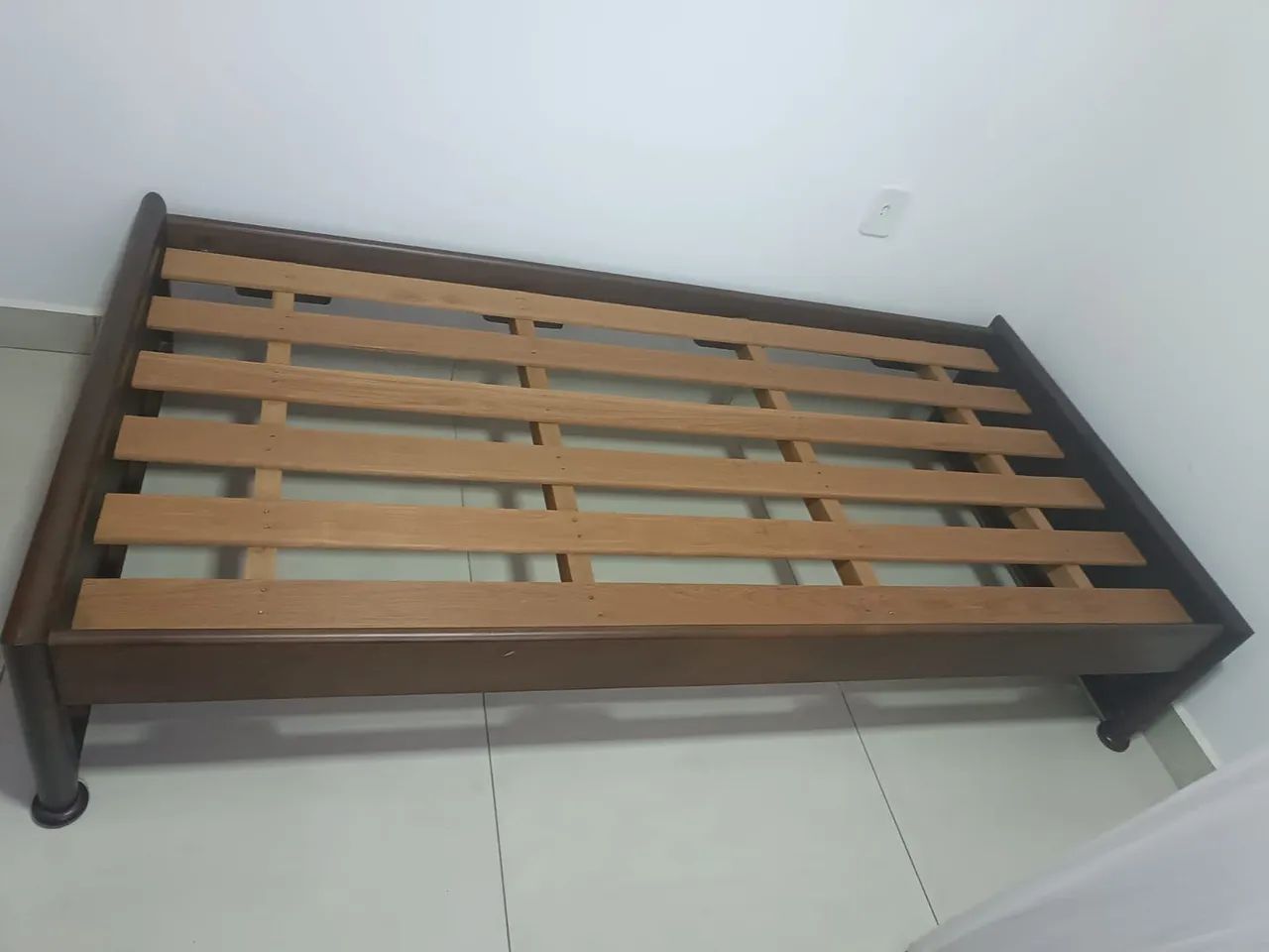 Vendo cama de solteiro em madeira tratada anti cupim