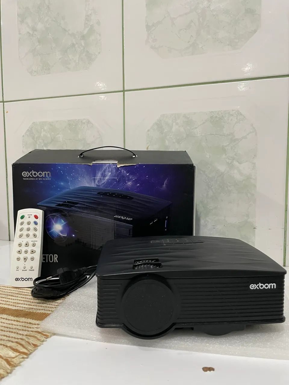Projetor LED PJ-Q80 da Exbom