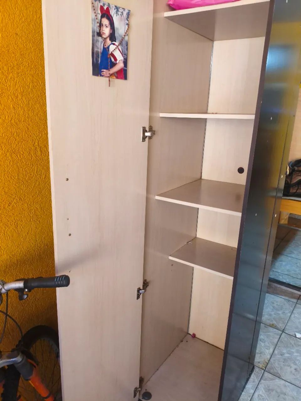 Quarda roupa de 1 porta, e mesinha.