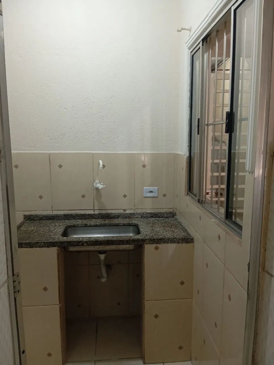 *Aluga-se casa de 3 cômodos/Kitnets * - Foto 3