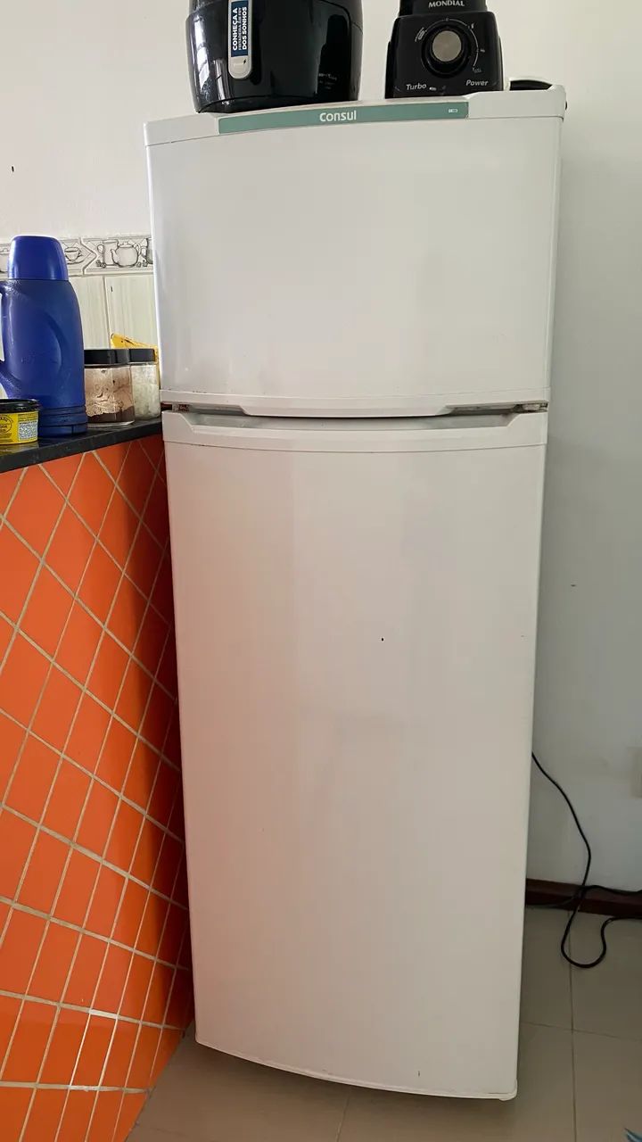 Vendo geladeira consul. Observação: está funcionando apenas o congelador.