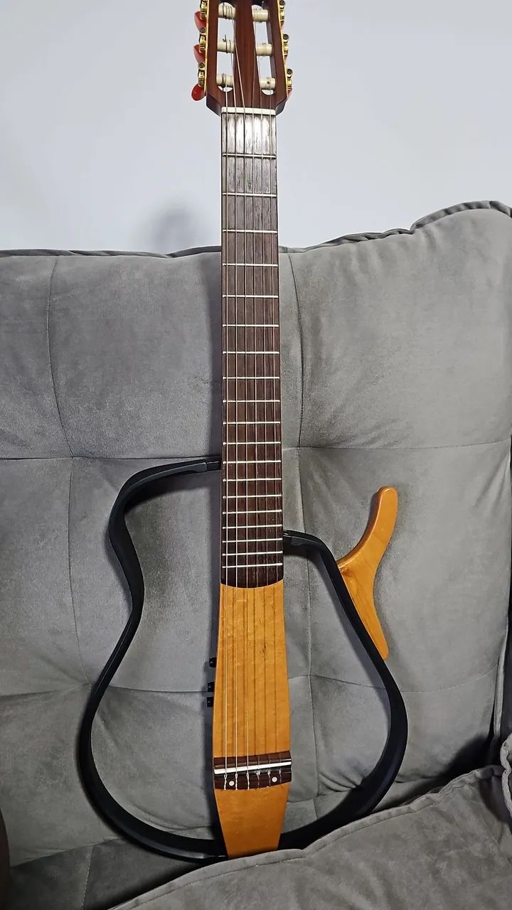 Vendo violão Yamaha silent vazado. 