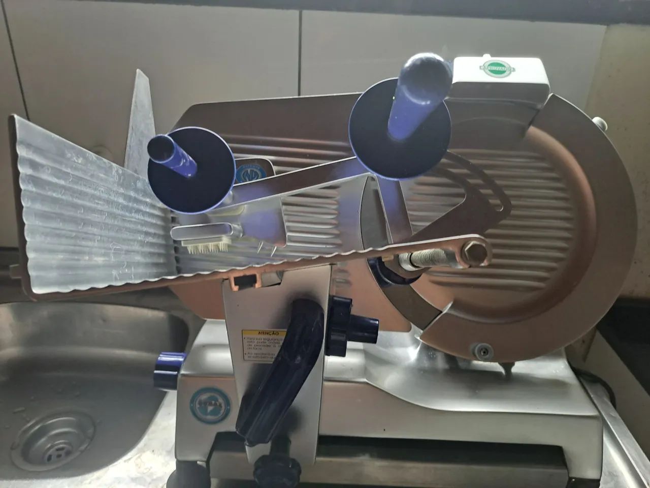 Fatiador de queijo e presunto 