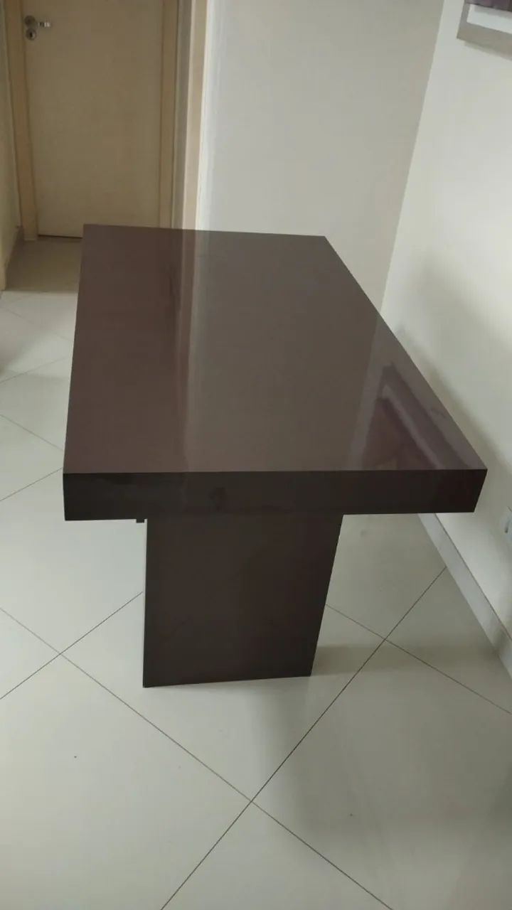 Elegante mesa de jantar em madeira 
