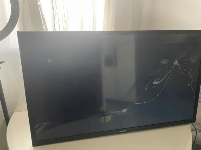 Smart TV LED de 32 polegadas com tela quebrada - Foto 3