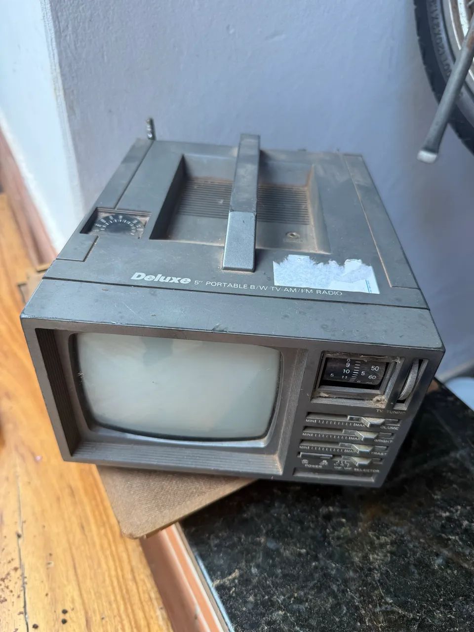 Tv pequena deluxe retrô antiga ( sem teste ) - Foto 3