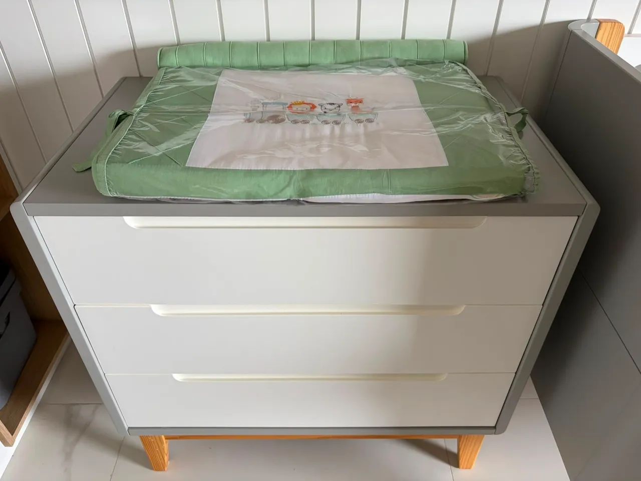 Cômoda Cinza (modelo cômoda Bô 3 gavetas cinza e branco)
