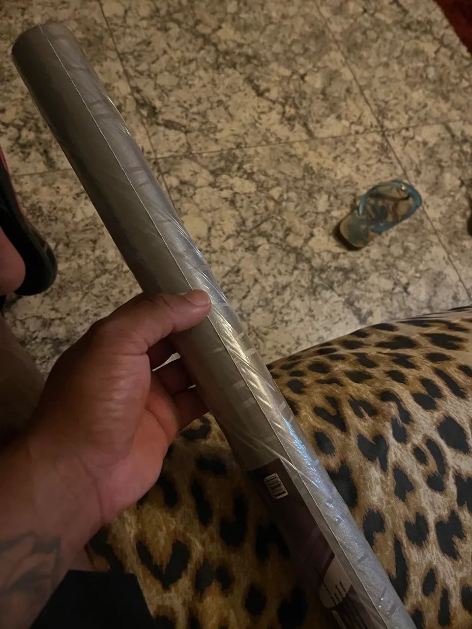 Vendo 2 rolos de papel de parede, cor cinza  - Foto 3