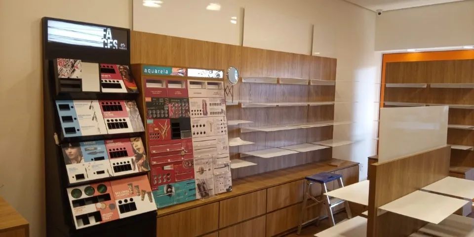 Conjunto de Móveis, Prateleiras e Bancada p/ Exposição de Produtos - Foto 3