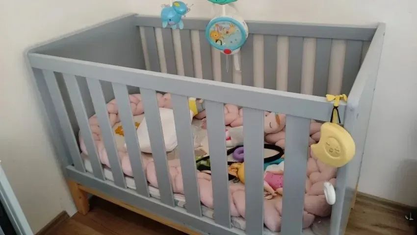 American-style Gray Crib with Wooden Legs