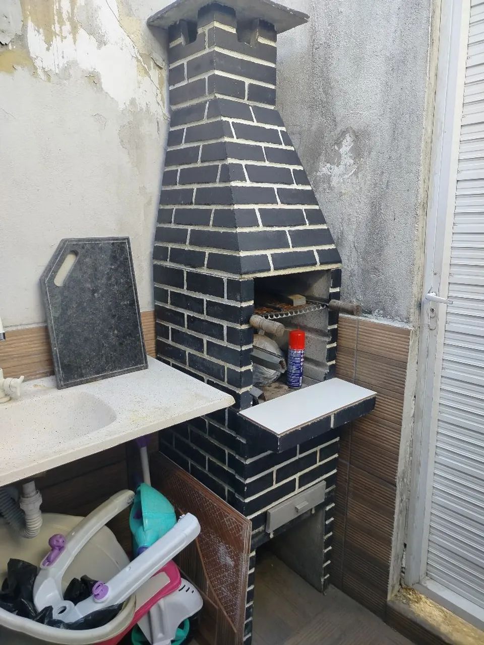 Churrasqueira com certinha de colocar lixo ? 