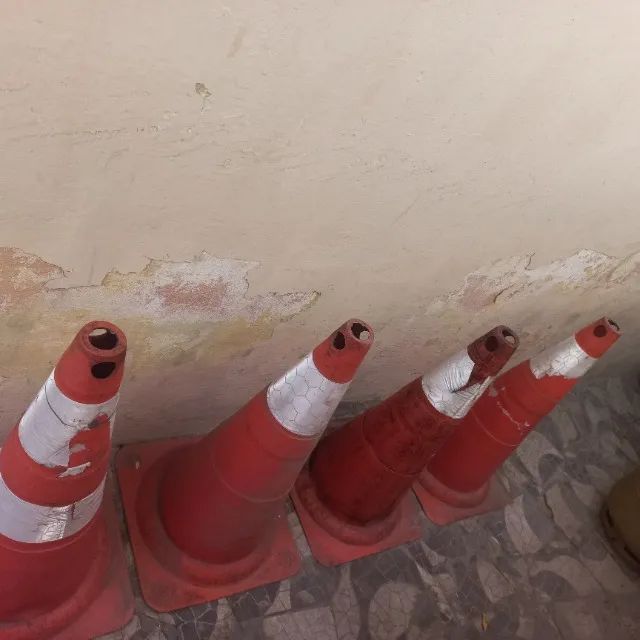 4 cones de sinalização 