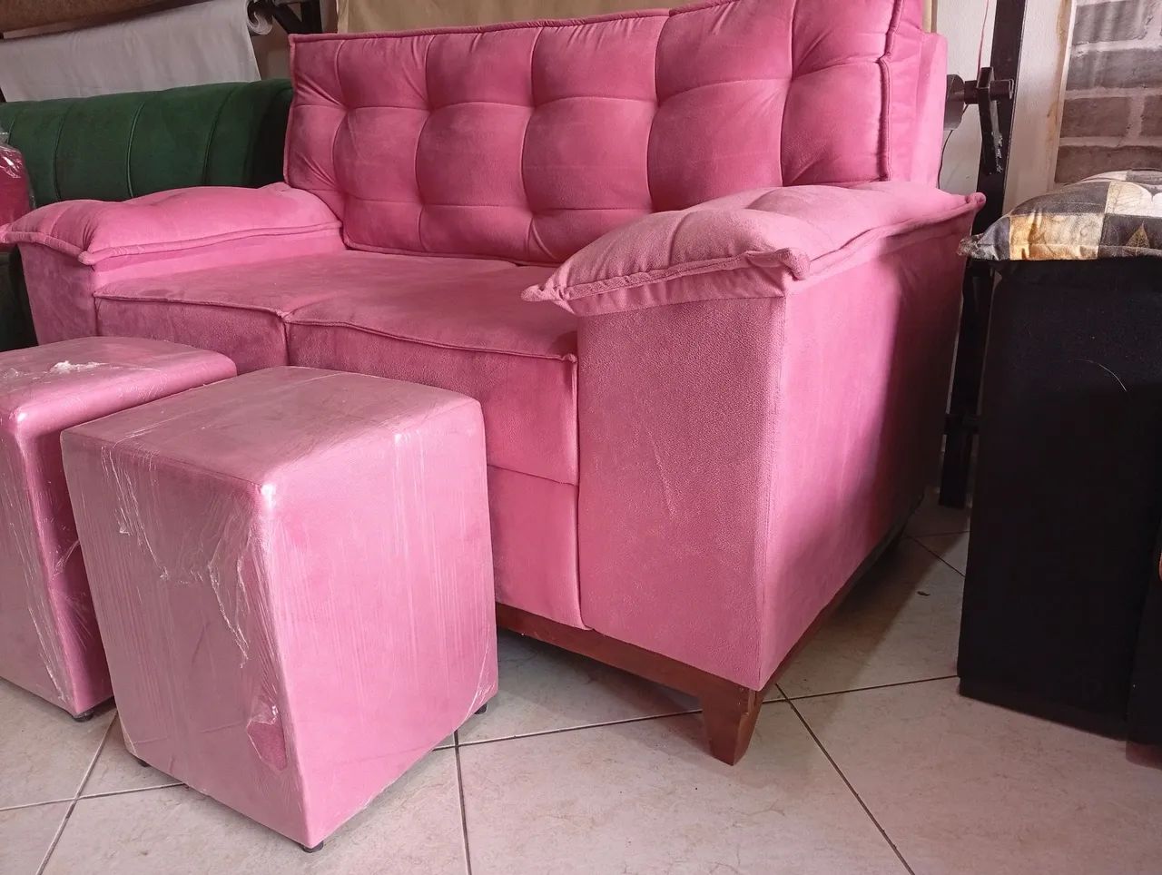 Lindo sofá rosa pra decorar sua sala. Ó salão. . 