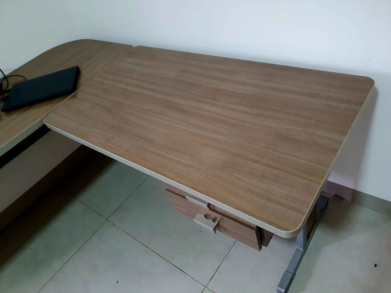 Mesa de escritório grande em L - Foto 2