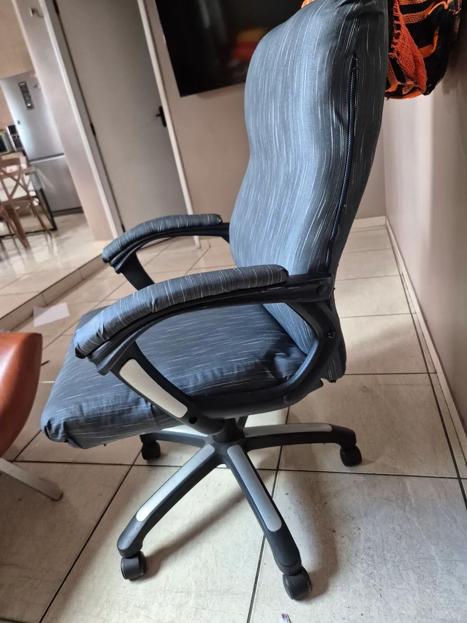 Vendo cadeira de escritório  - Foto 4