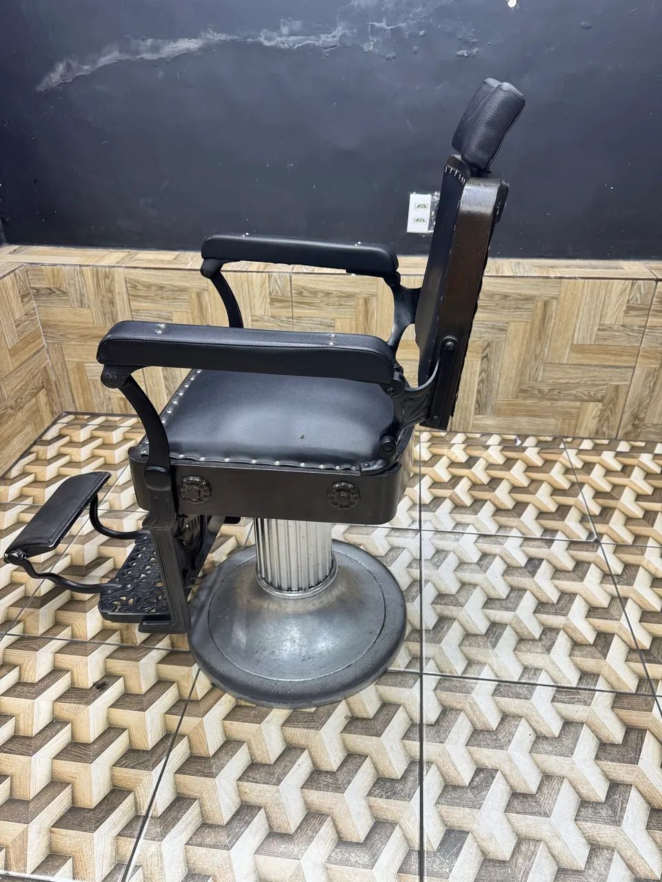 Cadeira de barbeiro (barbearia ) retrô em ótimo estado relíquia - Foto 4