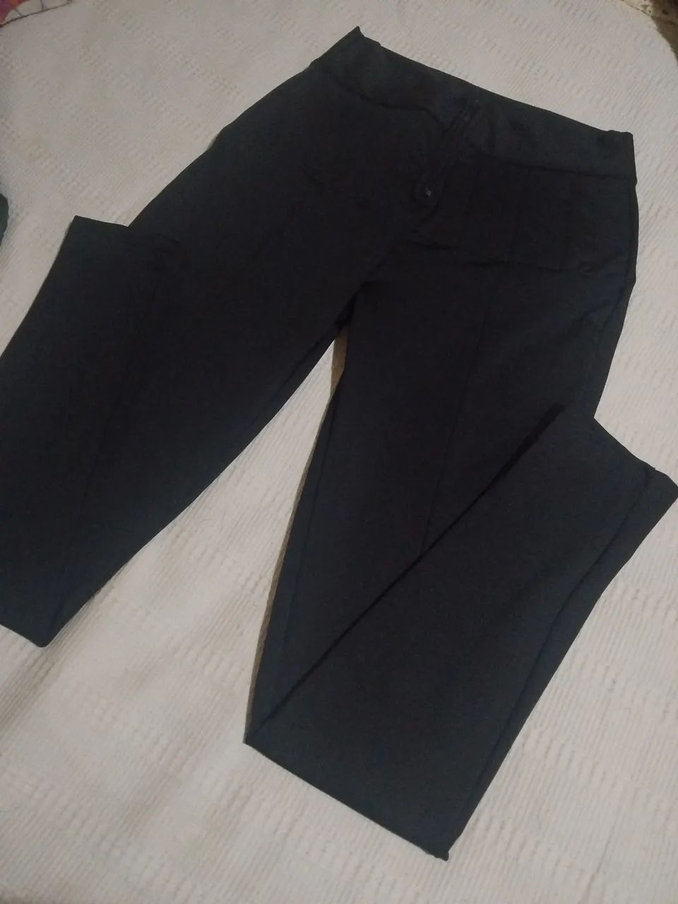 Calça preta novíssima  com ziper na frente g - Foto 2