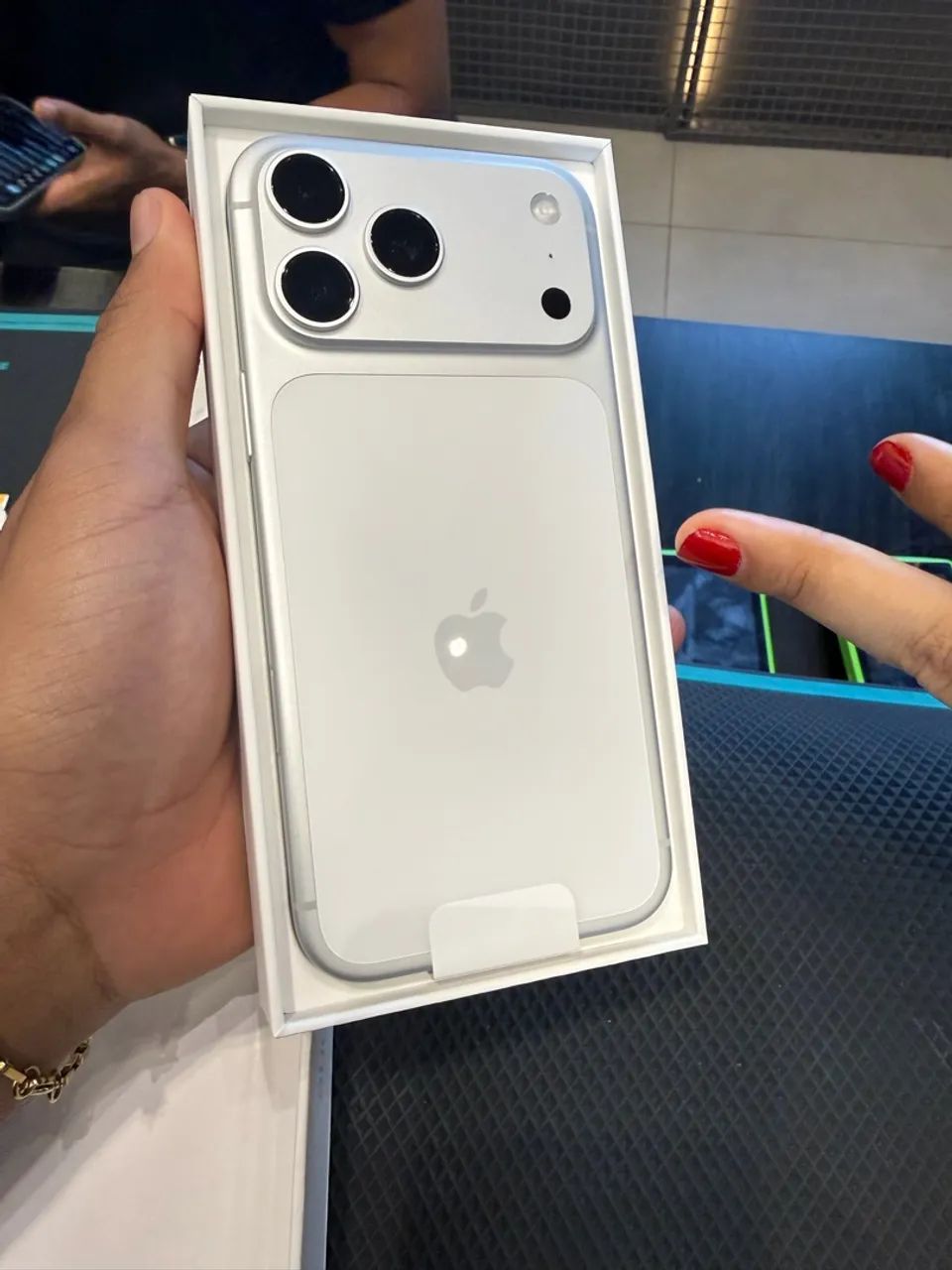 Troco em iphone 17 pro max azul! - Foto 2