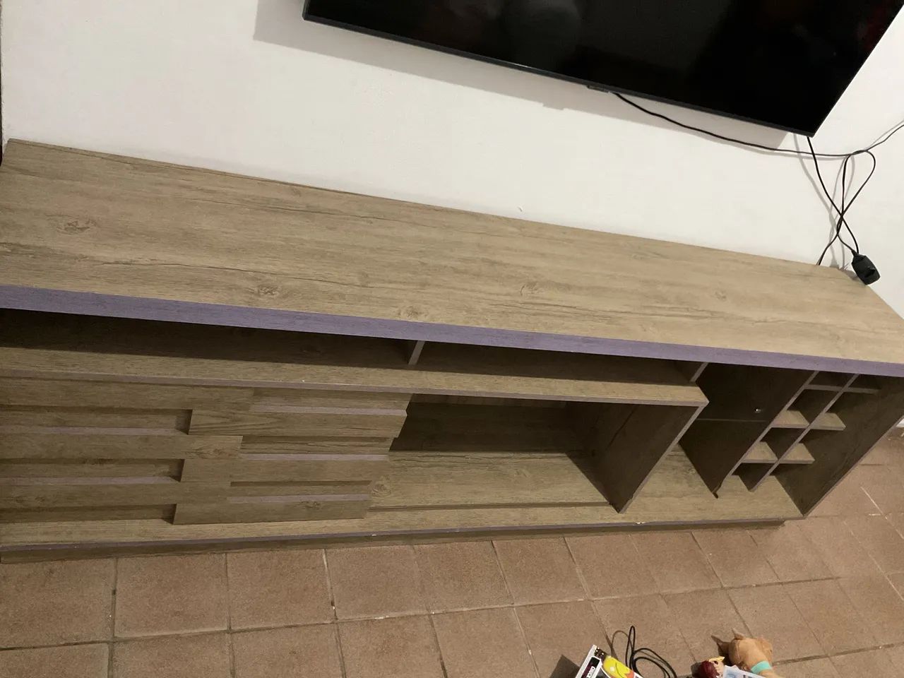 rack para TV com acabamento amadeirado