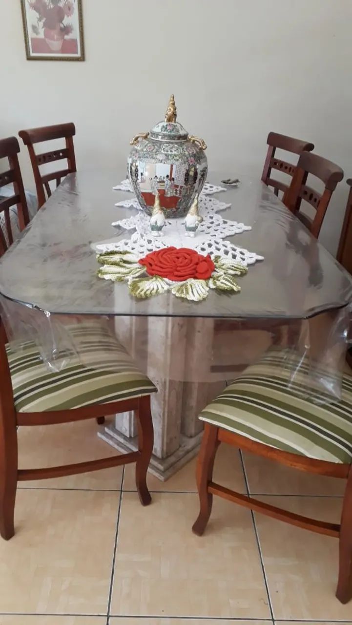 Mesa com 6  cadeiras 
