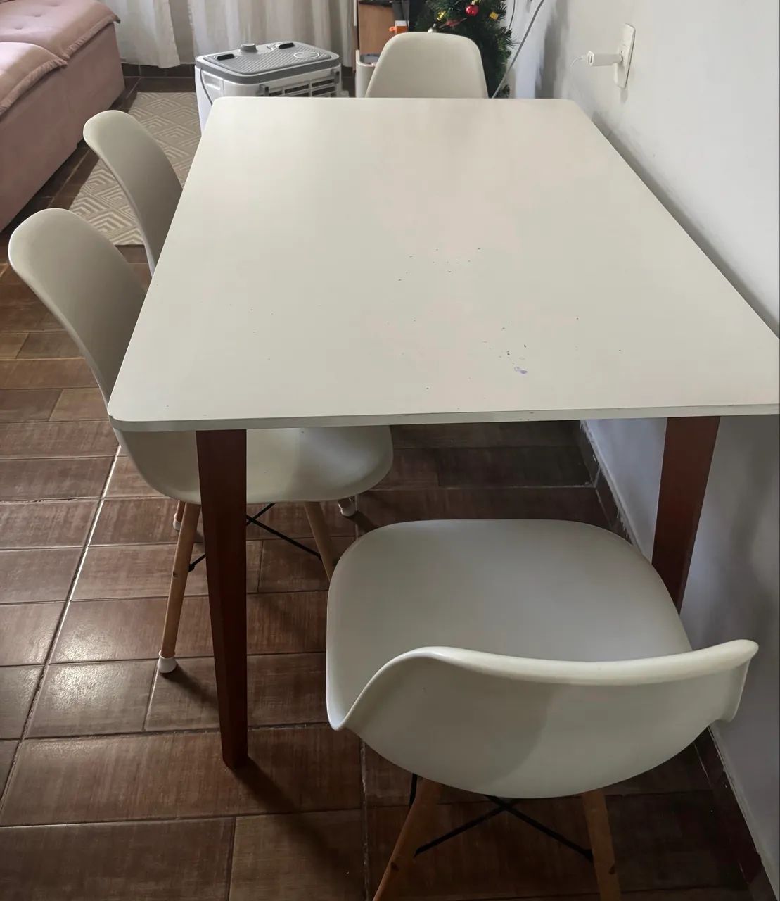 Mesa de jantar com 4 cadeiras 