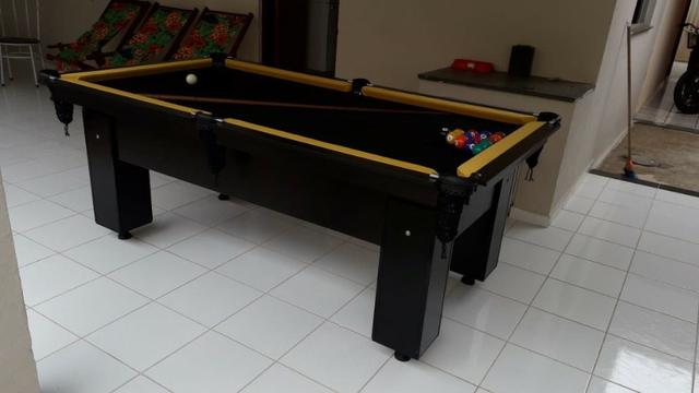 Mesa Charme Quatro Pés Cor Preta Tecido Preto e Borda Amarela Mod. LRNO4208