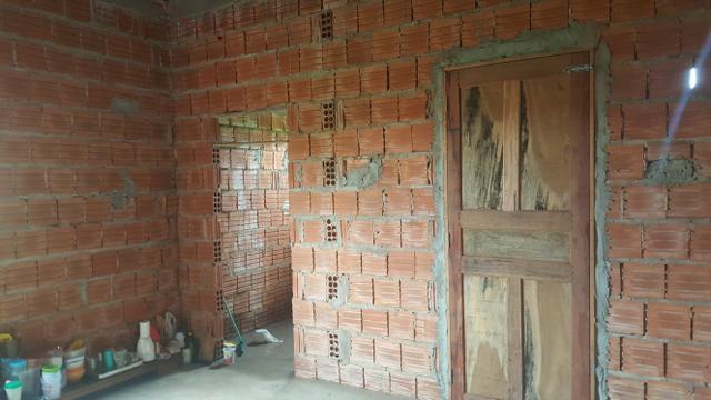 Terreno medindo 10×42 frente e fundo com rua, casa medindo 8x4 com banheiro, sem reboco - Foto 4