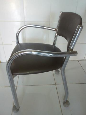 Cadeira em Aço Cromado com Rodinhas - Foto 4