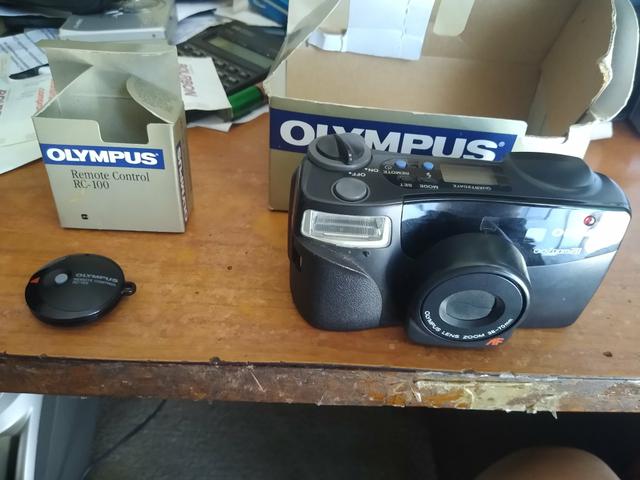 Camera Olympus com controle remoto* caixa e estojo