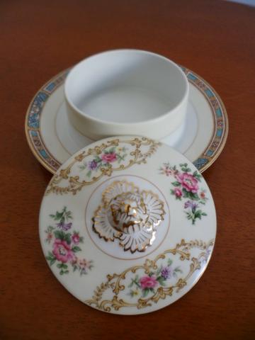 Mantegueira (Round Covered Butter Plate) em Porcelana Chinesa Noritake 5032 Colby Blue - Foto 3