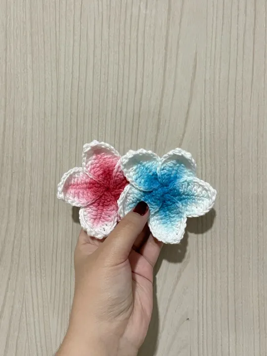 Presilha de flor em crochê