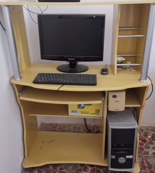 Computador usado com móvel incluso