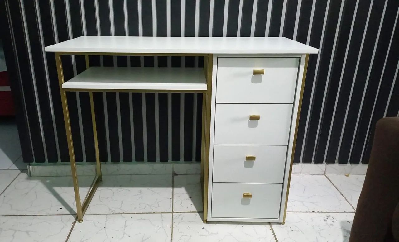 Mesa para manicure com Metalon 