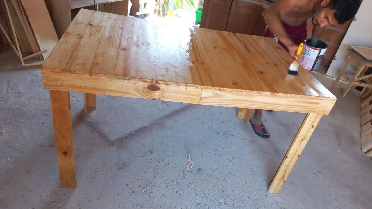 Mesa de palete de pinus